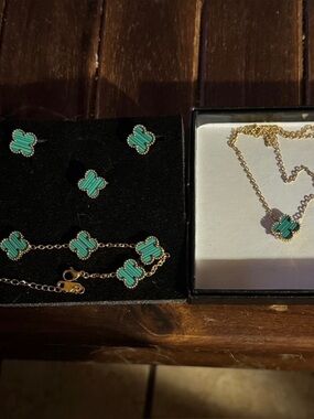 Fashion Inspired. Elegant Green Clover Jewelry Set